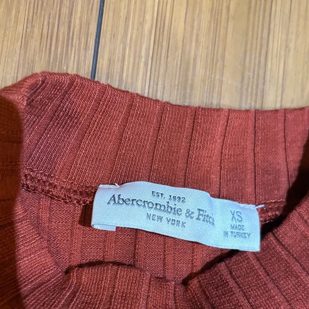 Abercrombie & Fitch Sleeveless Ribbed Midi Dress in Rust - Picture 2 of 4